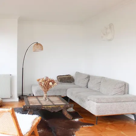 Spacious 120 M Family Nest In 18th * Paris